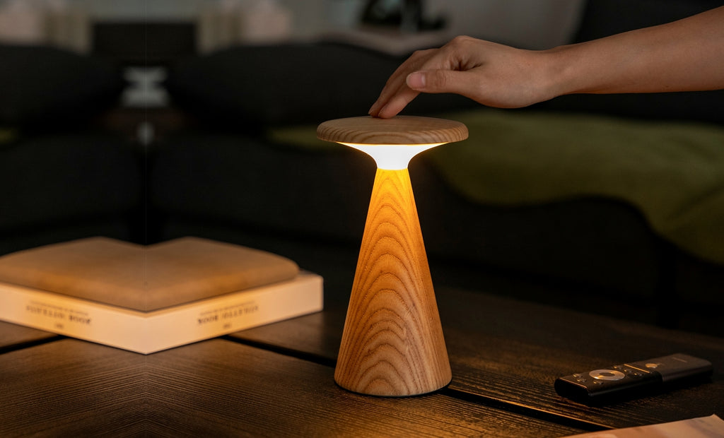 Gingko Design – Lámpara de mesa Sylva - Fresno blanco - 2 tamaños, lámpara de mesa de madera clara, encendida, tocada por una mano
