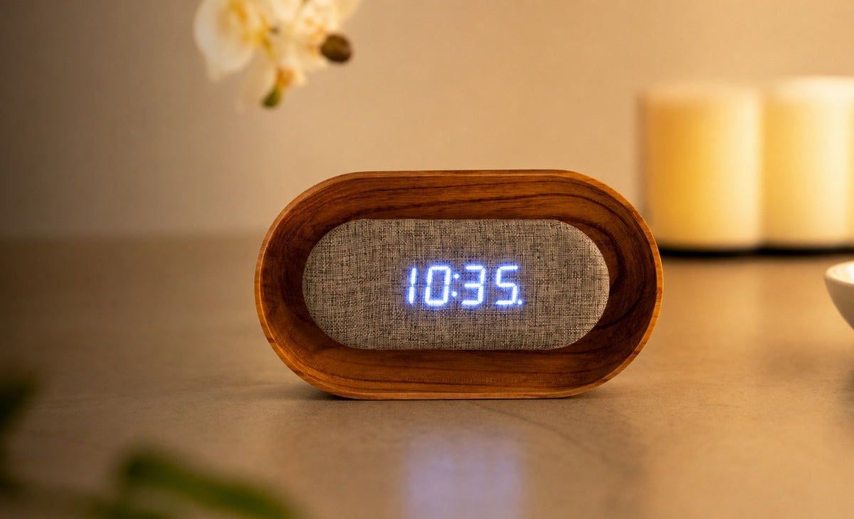 Gingko Design – Reloj Lumos - Ovalado Fresno Blanco, despertador digital de madera con pantalla de la hora en azul luminoso