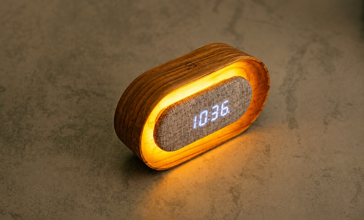 Gingko Design – Reloj Lumos - Ovalado Fresno Blanco, despertador de madera clara con pantalla digital y luz cálida