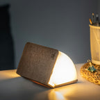 Gingko Design – Lampada Smart Book LED - Lino Marrone Caffè - Mini, lampada da comodino a forma di libro aperto, posata su una scrivania