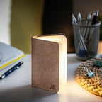 Gingko Design – Lampada Smart Book LED - Lino Marrone Caffè - Mini, lampada da comodino a forma di libro aperto, posata su una scrivania