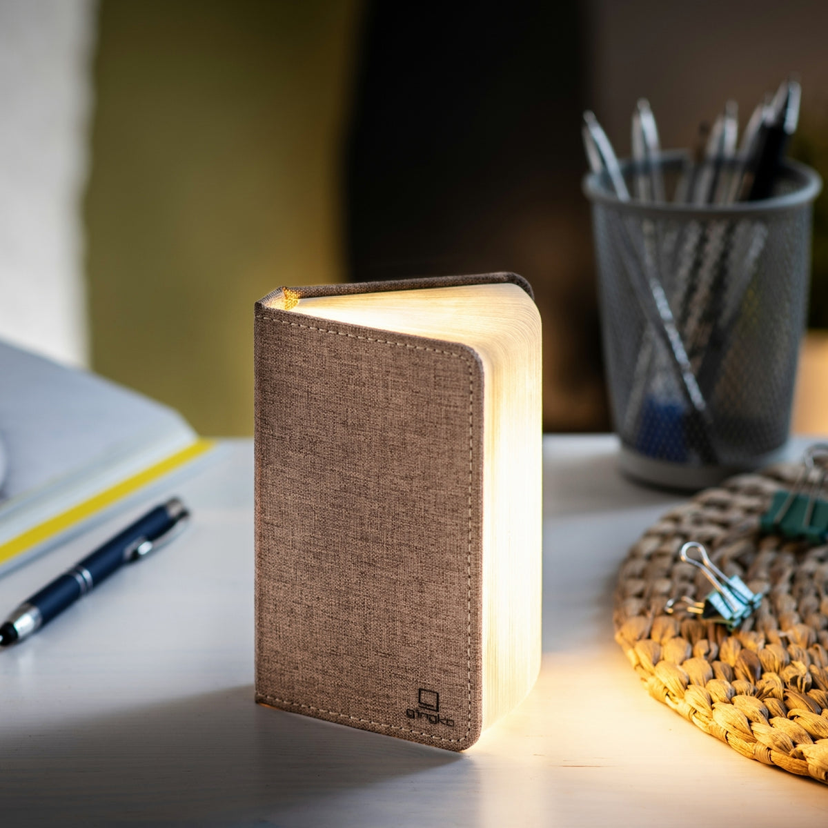 Gingko Design – Lampada Smart Book LED - Lino Marrone Caffè - Mini, lampada da comodino a forma di libro aperto, posata su una scrivania