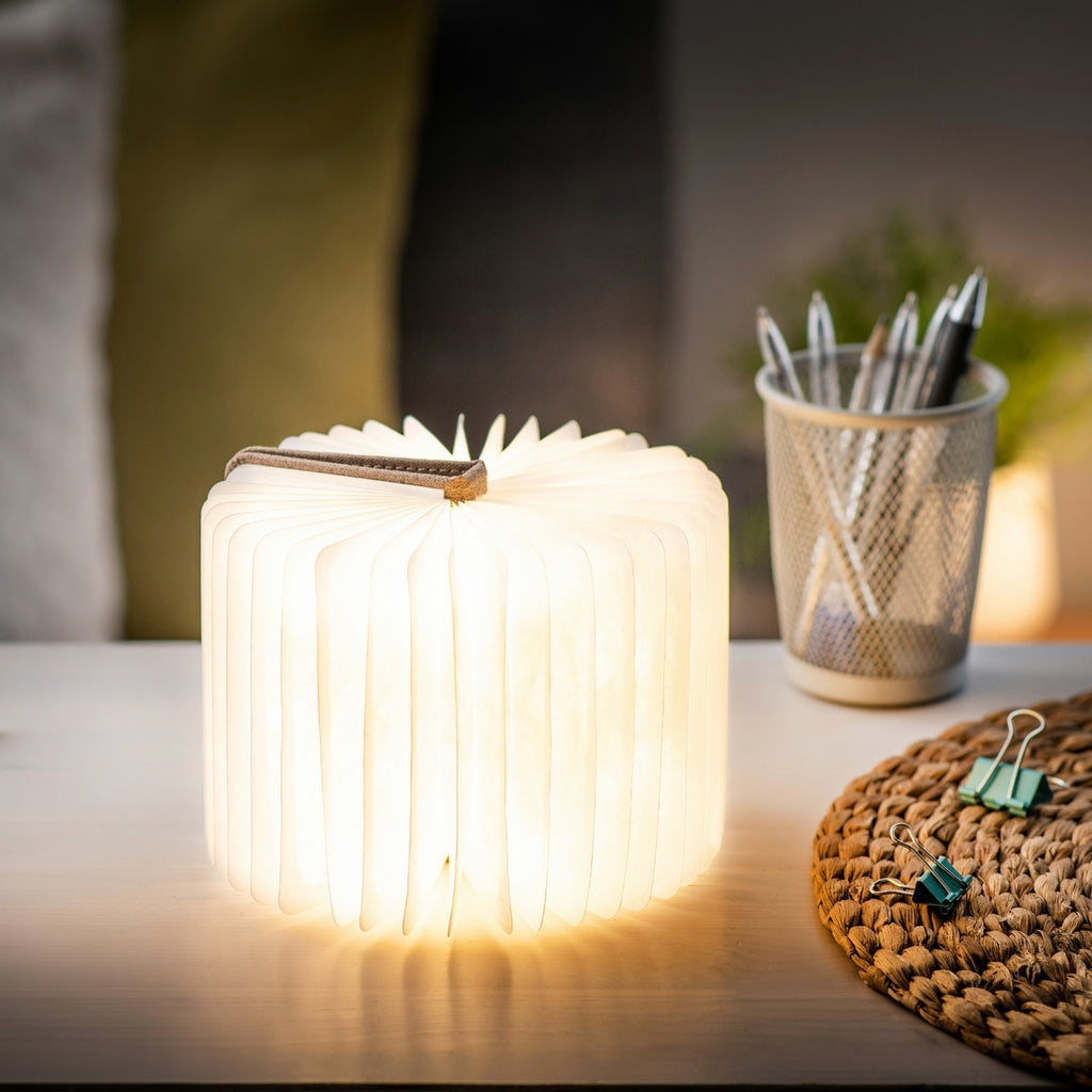 Gingko Design – Lampada Smart Book LED - Lino Marrone Caffè - Mini, lampada a libro aperta luminosa posata su una scrivania in legno