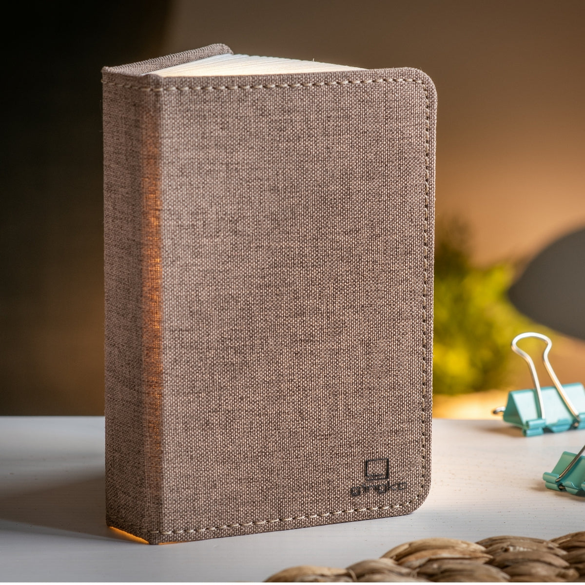 Gingko Design – Lampada Smart Book LED - Lino Marrone Caffè - Mini, lampada da comodino a forma di libro, colore marrone, posata su un tavolo