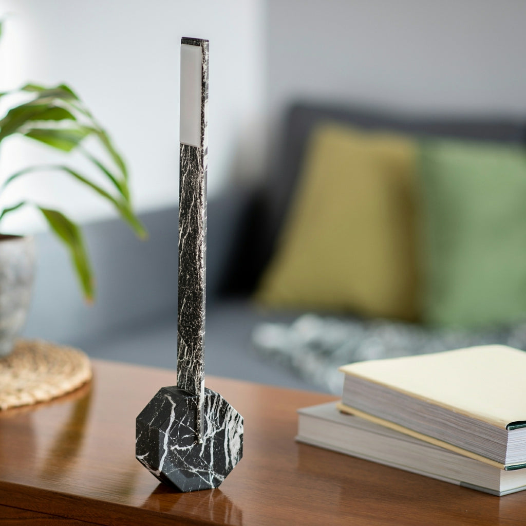 Gingko Design – Octagon One Skrivebordslampe - Sort Marmor, bordlampe i sort og hvid marmor på et træbord