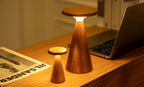 Gingko Design – Lámpara de mesa Sylva - Fresno blanco - 2 tamaños, dos lámparas de mesa de madera, de diferentes tamaños, sobre un escritorio