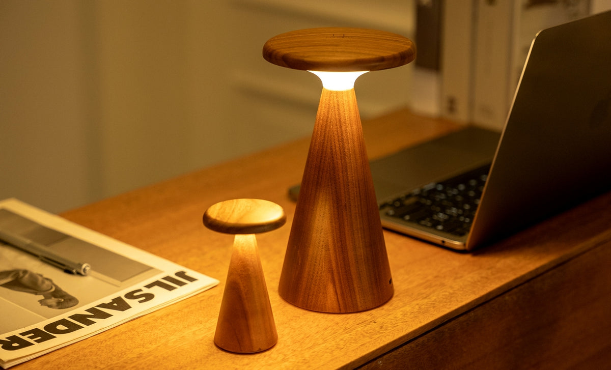 Gingko Design – Lámpara de mesa Sylva - Fresno blanco - 2 tamaños, dos lámparas de mesa de madera, de diferentes tamaños, sobre un escritorio