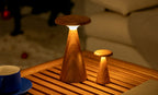 Gingko Design – Lámpara de mesa Sylva - Nogal - 2 tamaños, dos lámparas de madera encendidas sobre una mesa de centro de madera