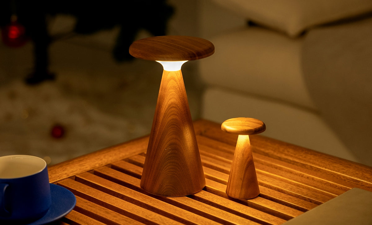 Gingko Design – Lámpara de mesa Sylva - Nogal - 2 tamaños, dos lámparas de madera encendidas sobre una mesa de centro de madera