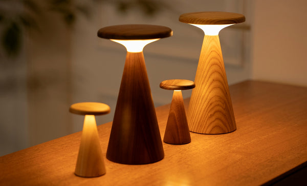 Gingko Design – Lampa stołowa Sylva - Biały jesion - 2 rozmiary, cztery włączone drewniane lampy stołowe o różnych rozmiarach na drewnianym stole