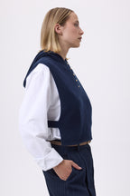 Kapuzen-Plastron mit goldenen Knöpfen Halo – Dunkelblau – Damen