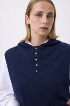 Kapuzen-Plastron mit goldenen Knöpfen Halo – Dunkelblau – Damen