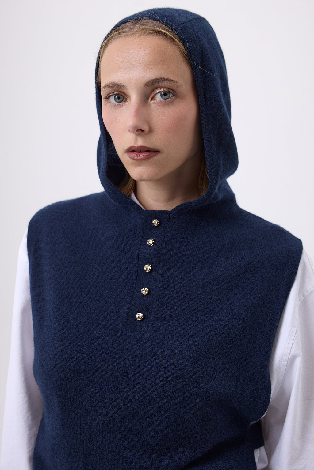 Kapuzen-Plastron mit goldenen Knöpfen Halo – Dunkelblau – Damen