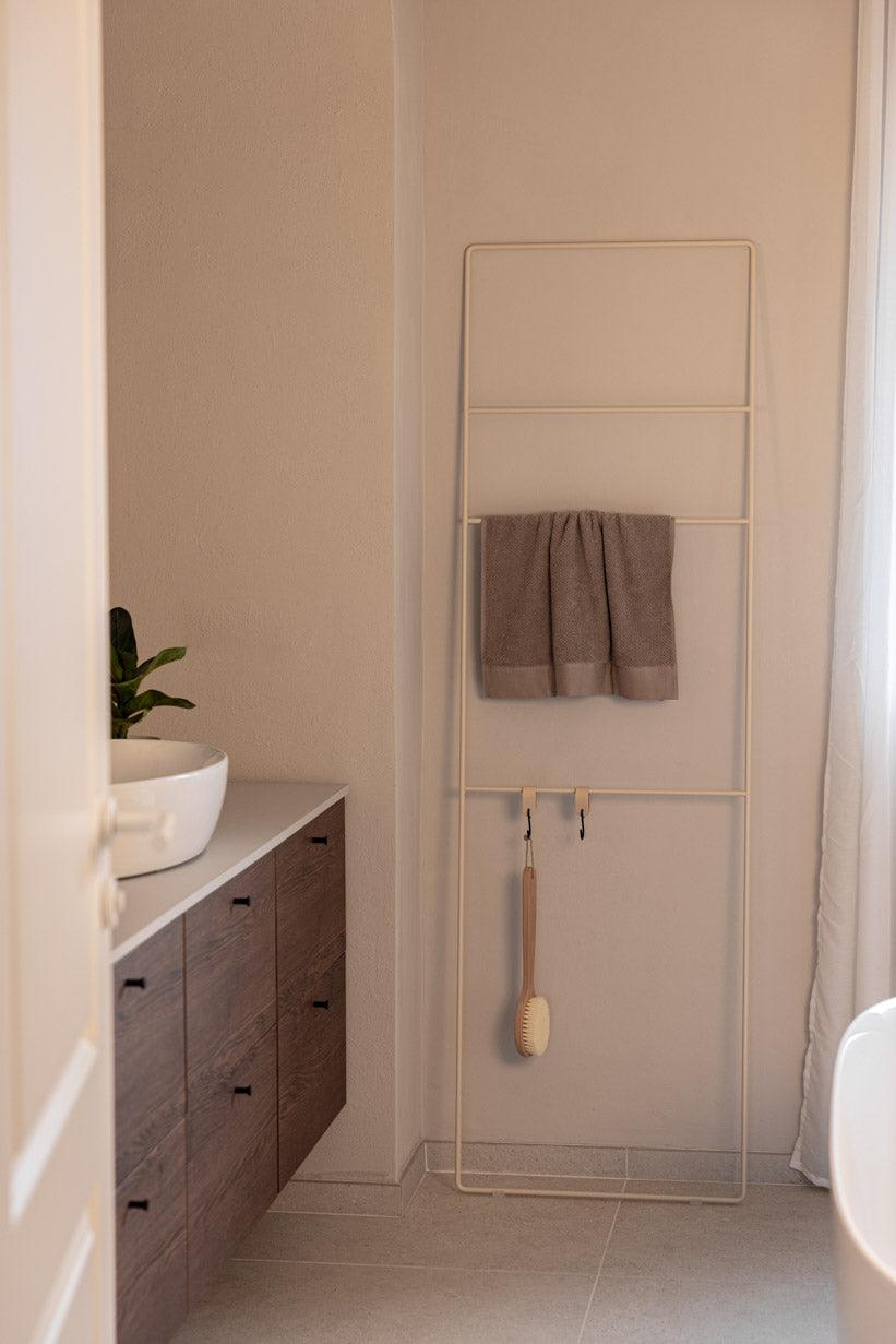 Handtuchleiter Estina im Badezimmer mit Handtüchern und Badutensilien, modern Design.