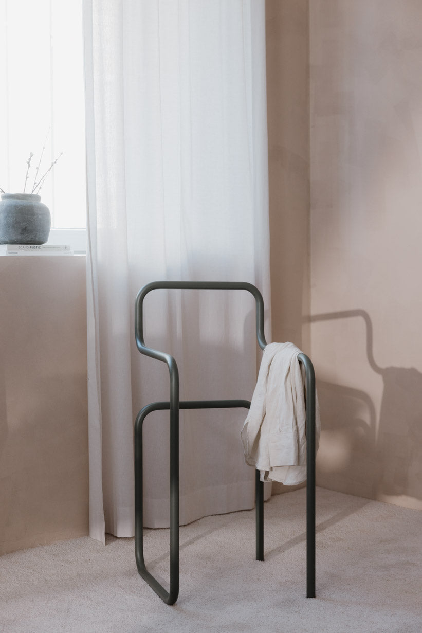 Minimalist Herrendiener JAMES Kleiderständer in einem hellen Schlafzimmer, ideal for Clothes and Accessories.