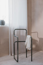 Minimalist Herrendiener JAMES Kleiderständer in einem hellen Schlafzimmer, ideal for Clothes and Accessories.