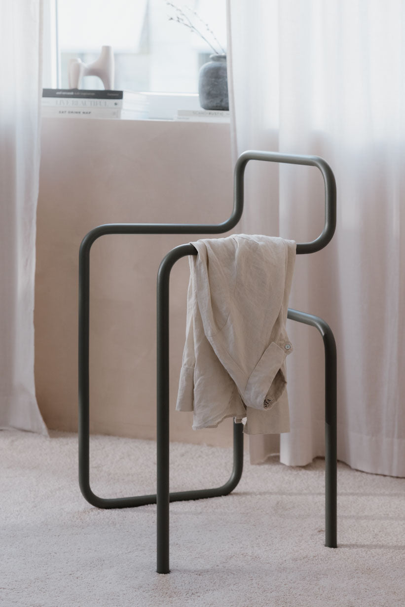 Minimalist Herrendiener JAMES mit Kleidung auf einem modernen Kleiderständer in einem stylish Raum.