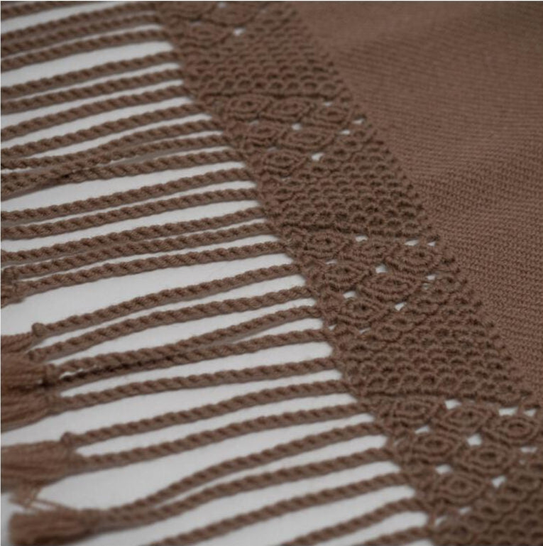 Manta de lana y detalles de macramé - Ida - Caramelo