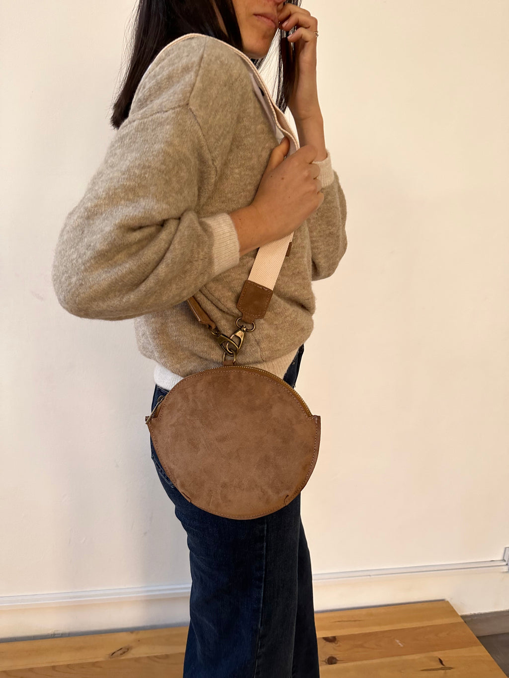 Sac Bandoulière En Daim Taupe Macarena