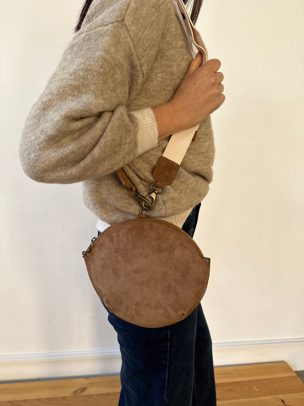 Sac Bandoulière En Daim Taupe Macarena
