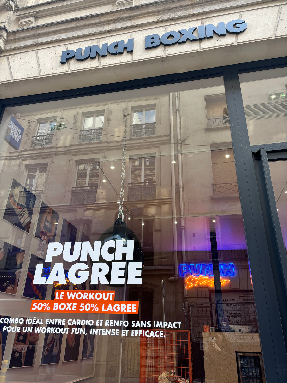 Punch Boxing – 4 Sessions Boxe/Bootcamp - Lagree, devanture d'un magasin de sport avec des affiches et des reflets