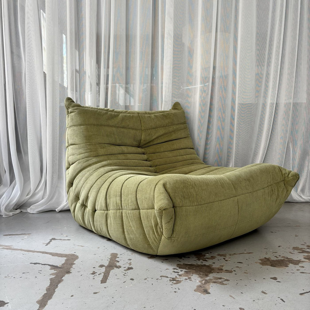 Sillón Togo de terciopelo verde acanalado
