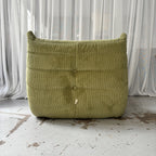 Sillón Togo de terciopelo verde acanalado