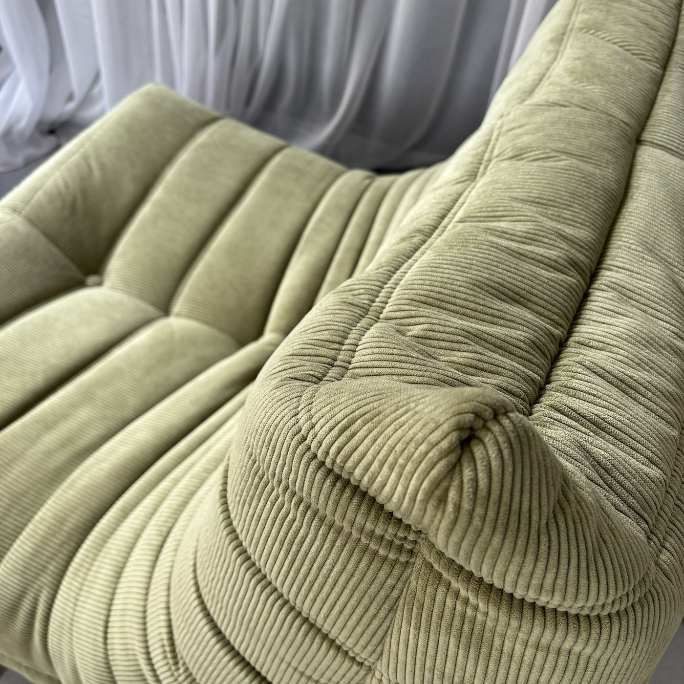 Sillón Togo de terciopelo verde acanalado