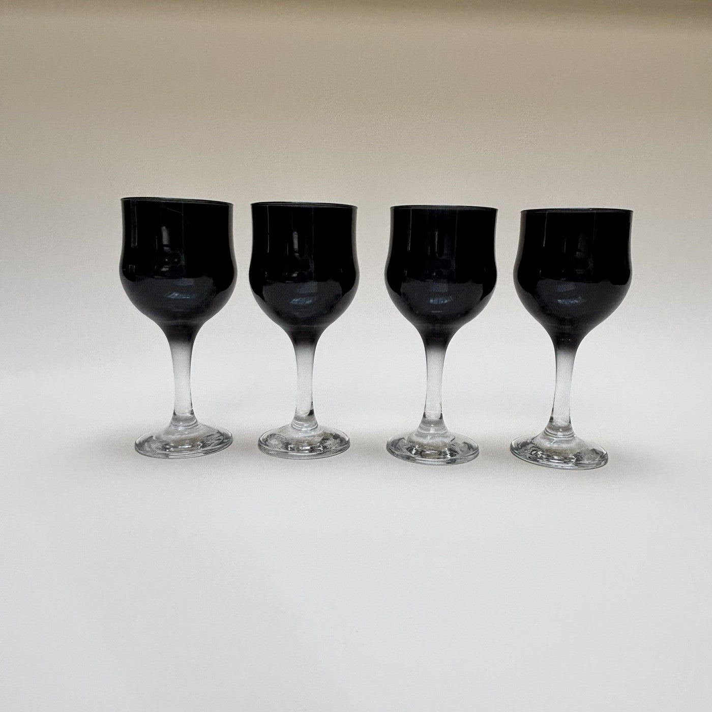 Juego De Copas De Pie Negro.