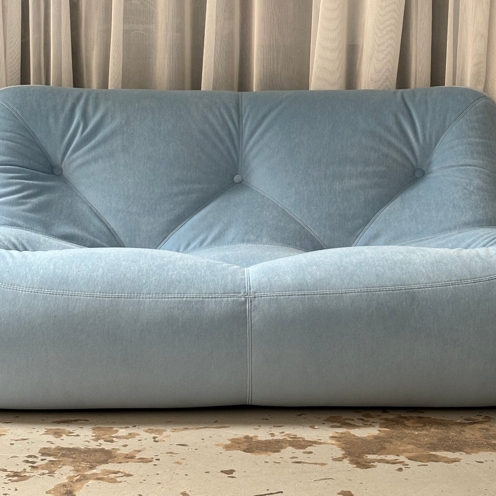 Sofá de 2 plazas Kali azul de Michel Ducaroy para Ligne Roset