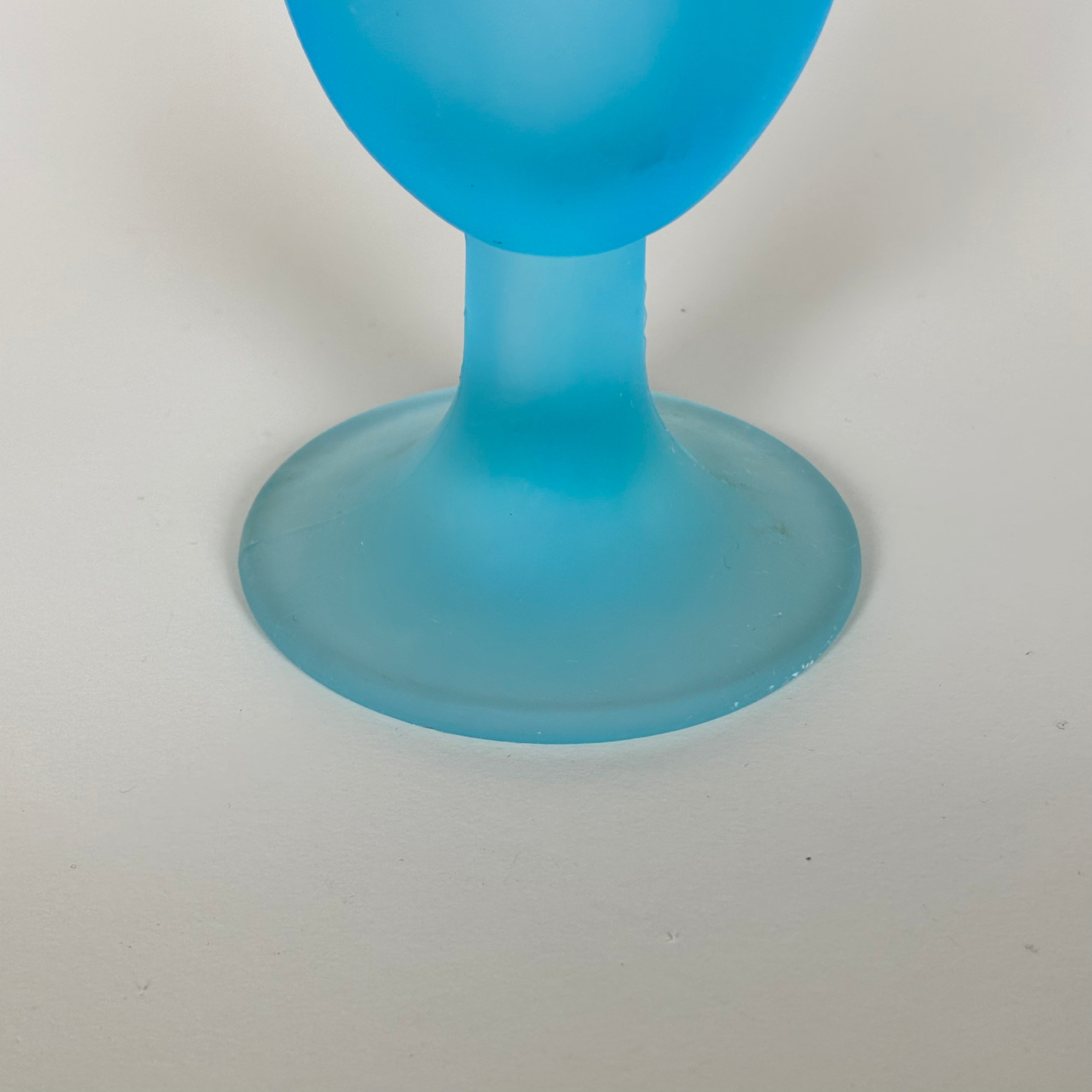 Jarrón de vidrio azul
