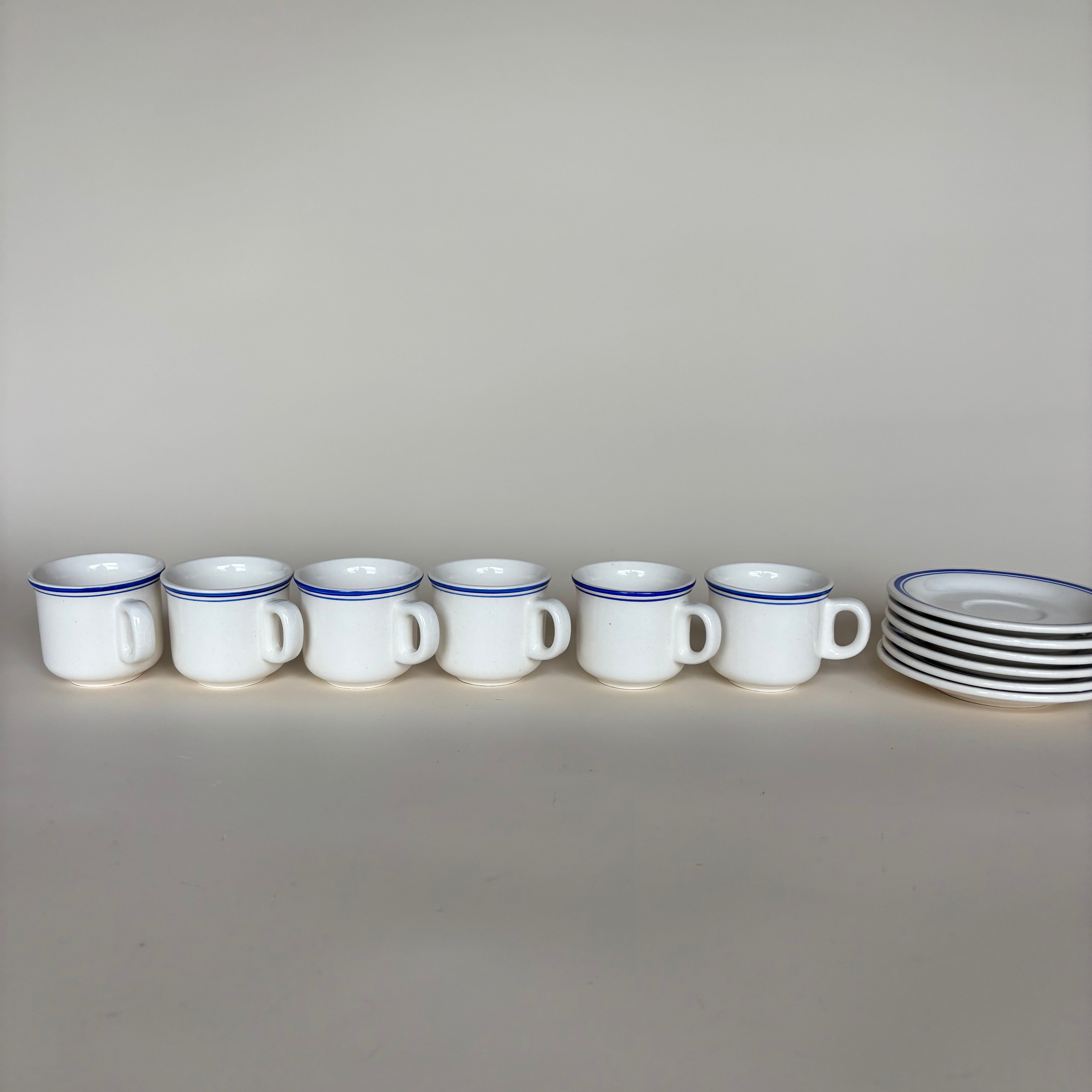 Ensemble De 6 Tasses Et Soucoupes