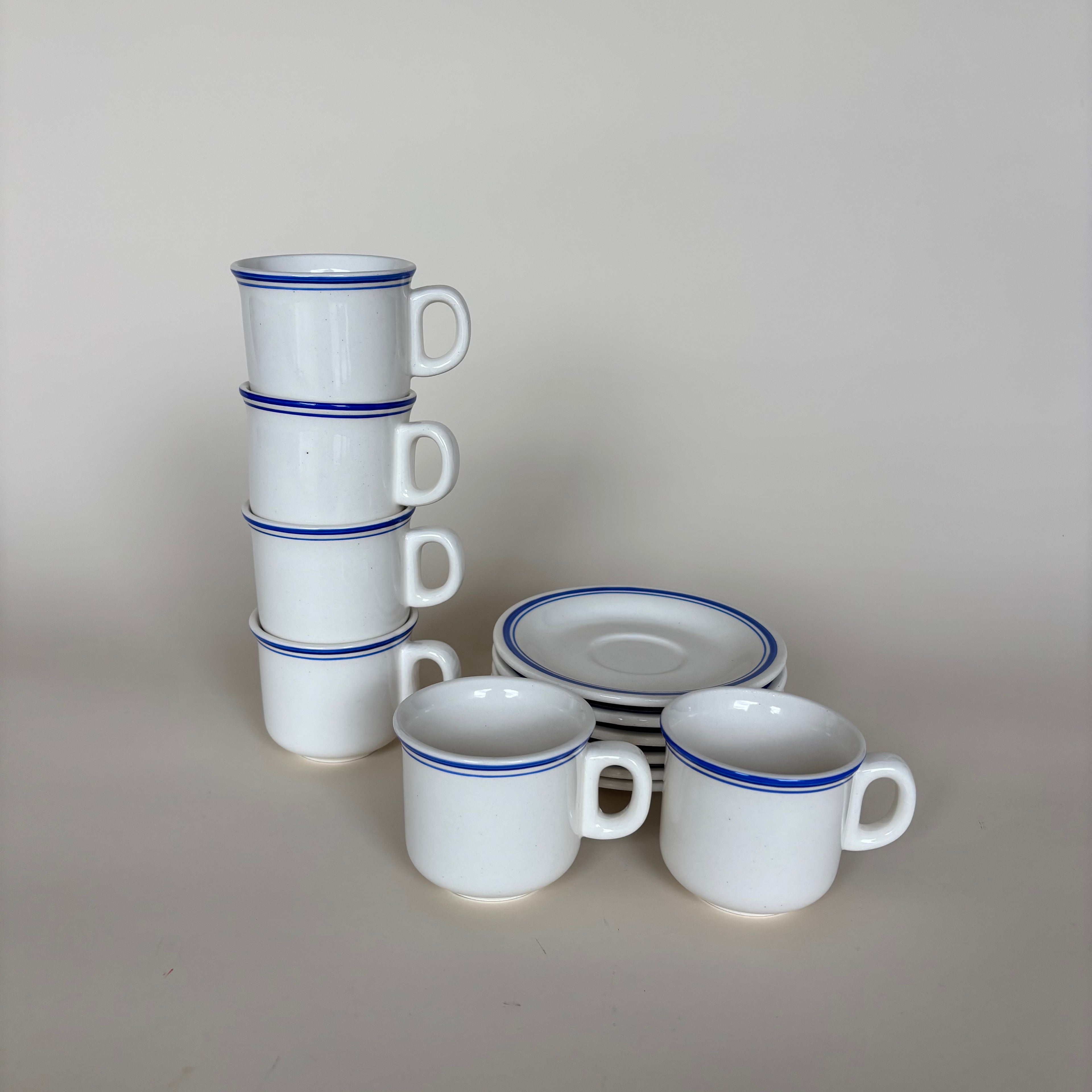 Ensemble De 6 Tasses Et Soucoupes