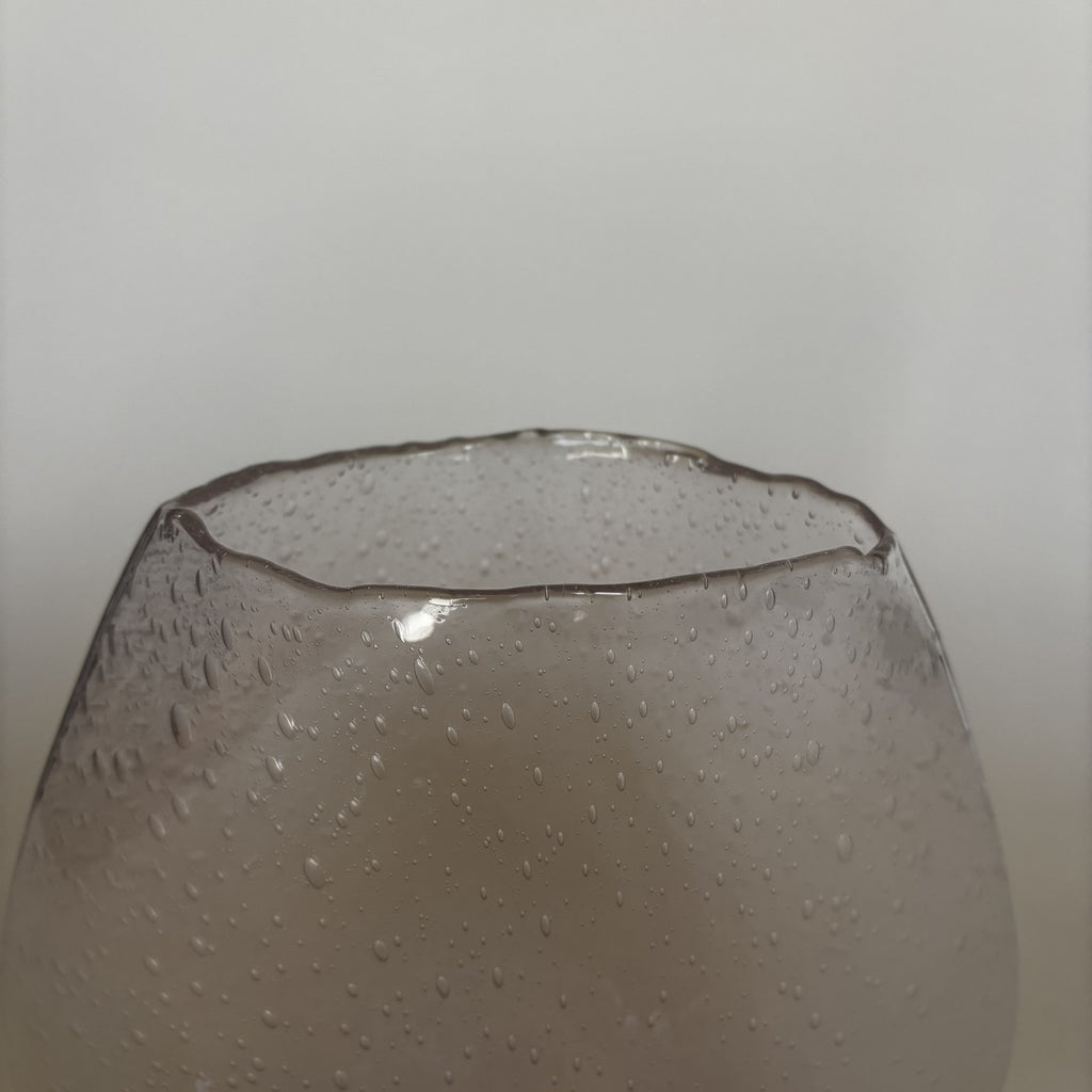 Jarrón rosa de cristal con burbujas
