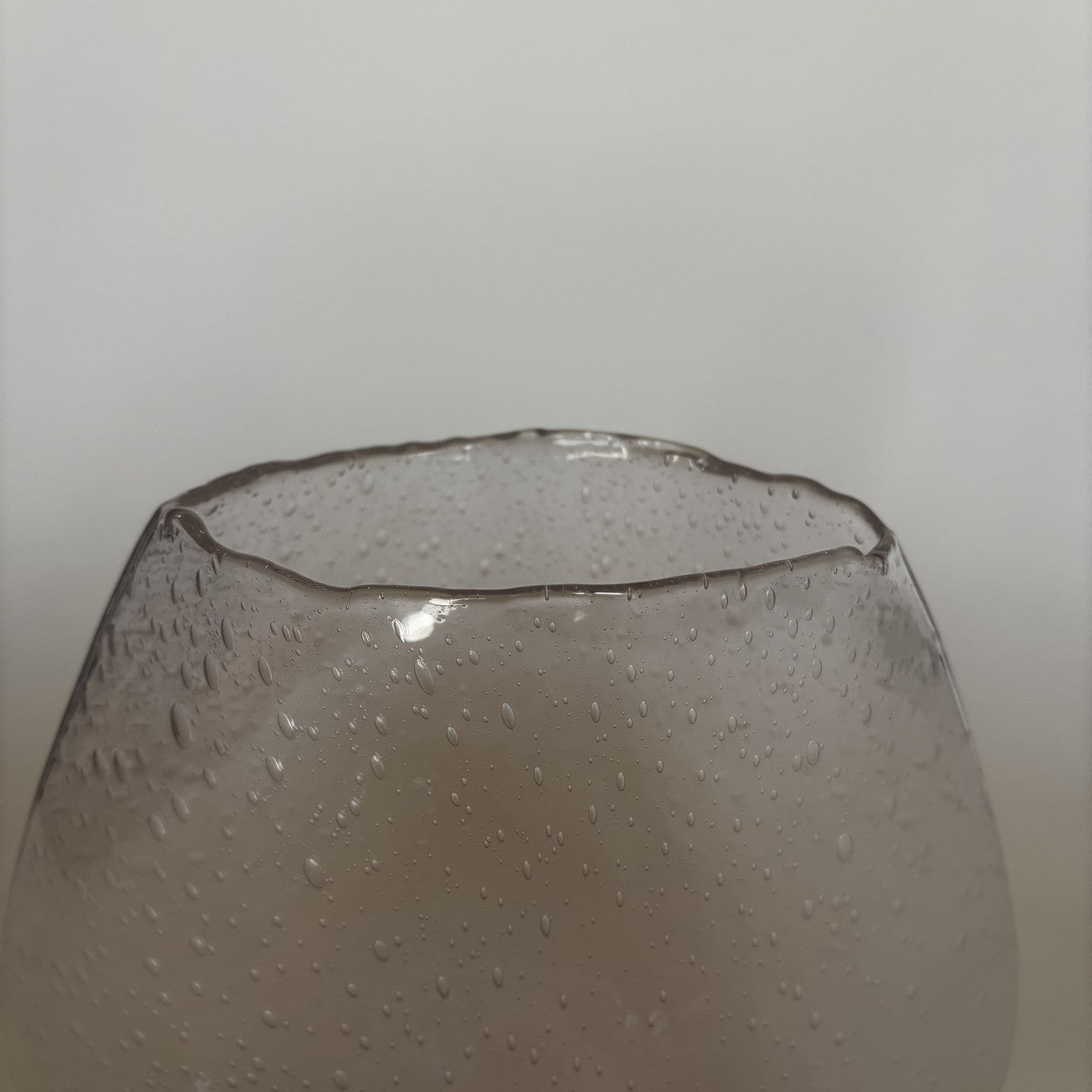 Jarrón rosa de cristal con burbujas