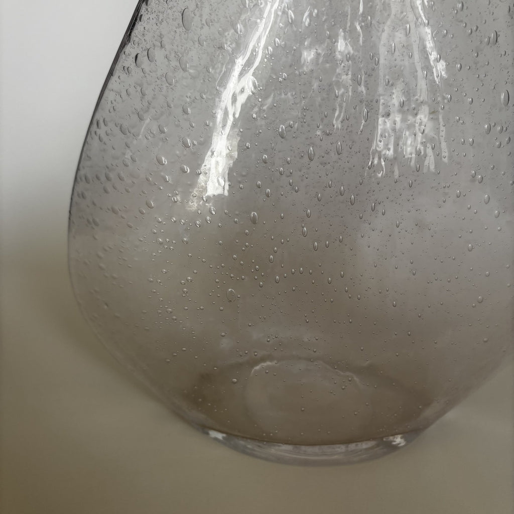 Jarrón rosa de cristal con burbujas