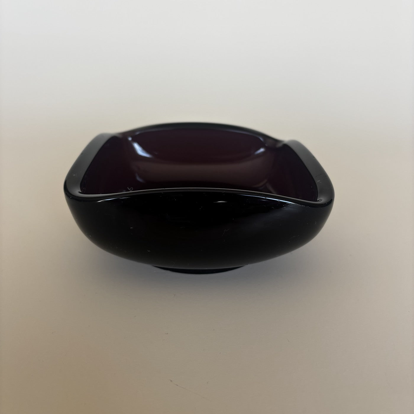 Vaciabolsillos de cristal morado