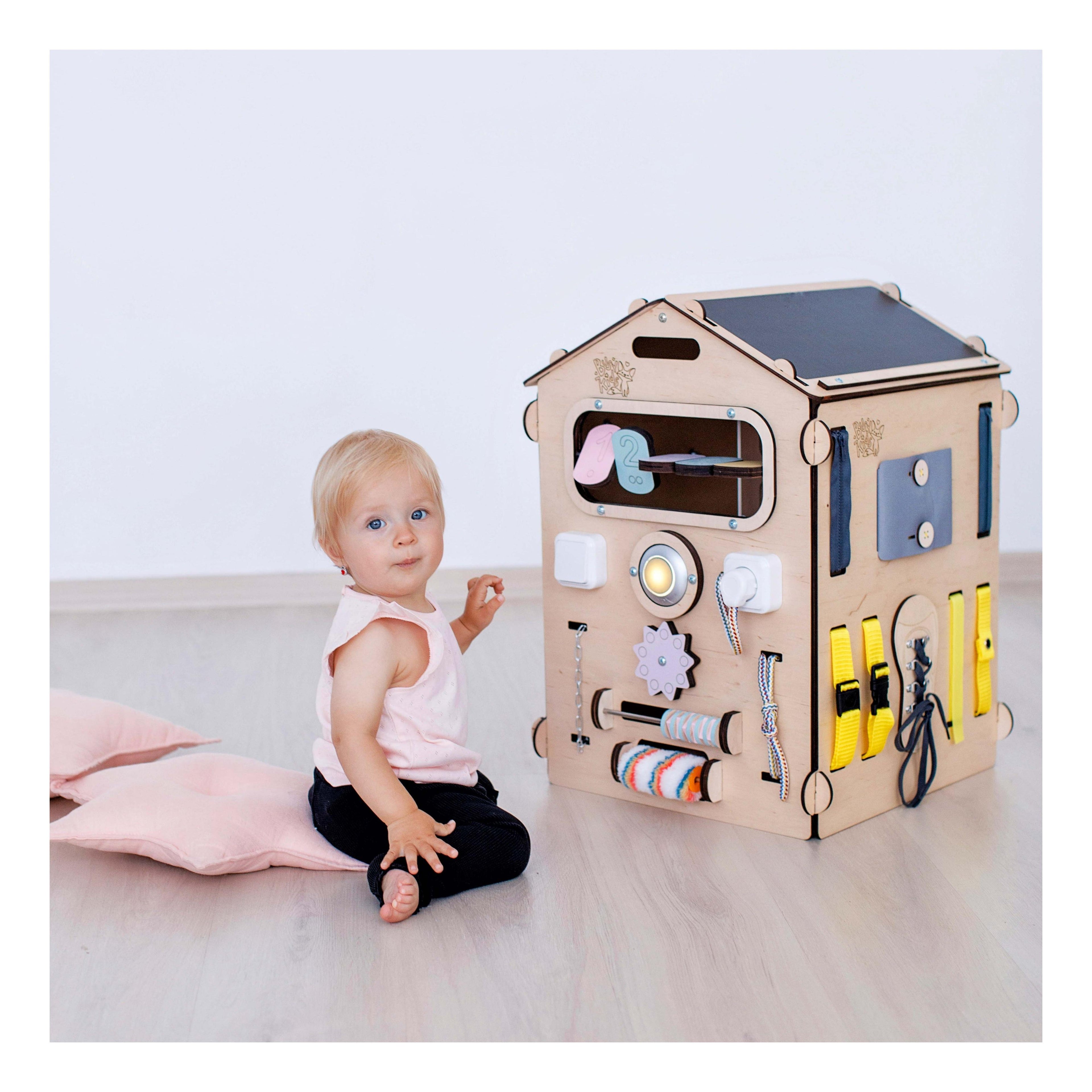 Duo Busy Board Natura Playhouse y cubo interactivo