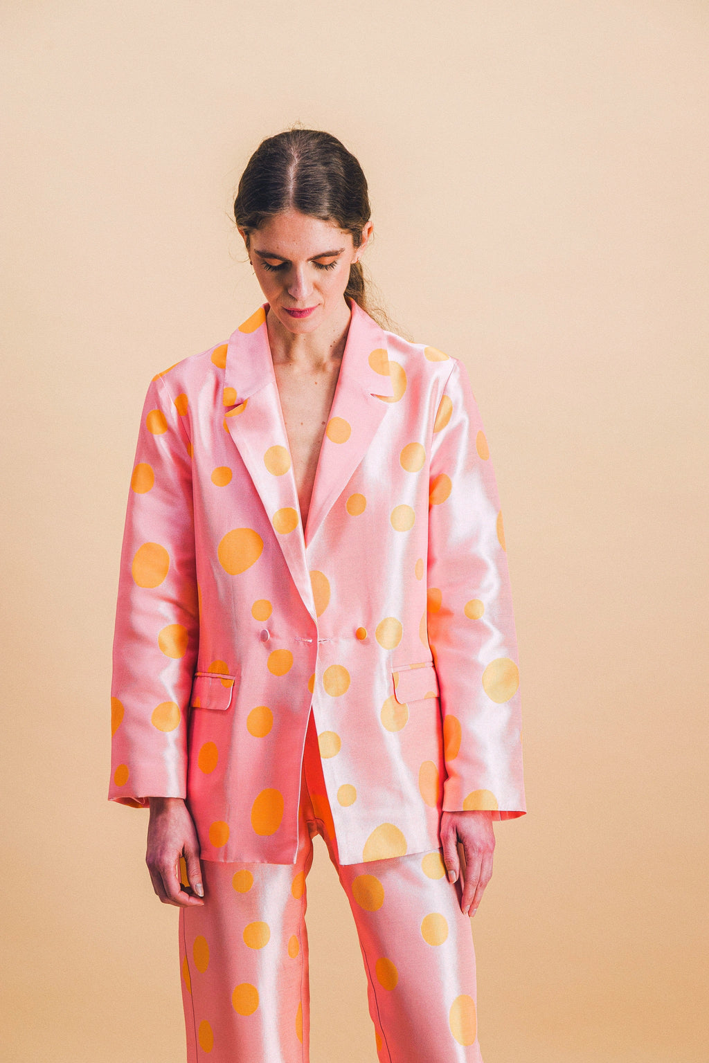 Chaqueta de lunares oscilantes ámbar