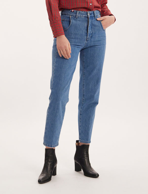 Ines De La Fressange – Byxor Luna - Denimblå, ljusblå jeans burna av en modell, med svarta stövletter