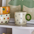 Mug with a green handle and small flowers Inside déco 