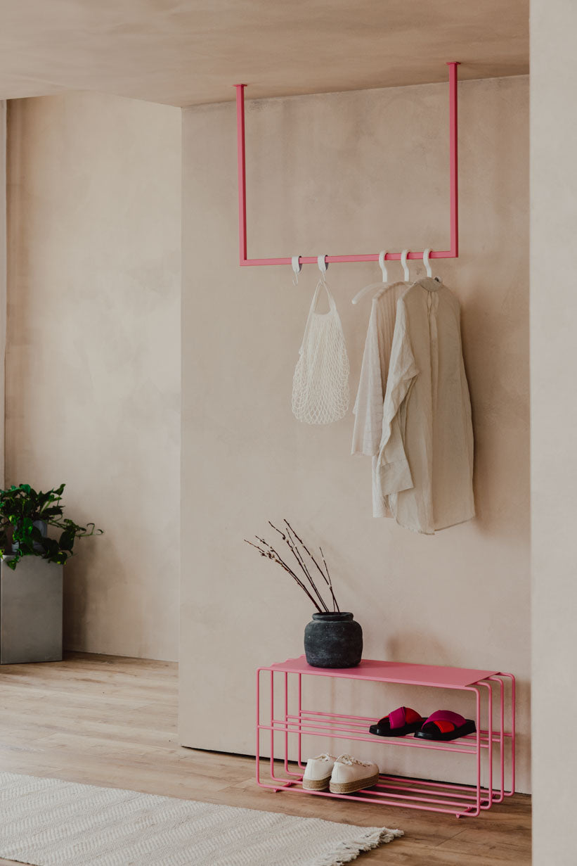 Kleiderstange RUBI en rosa, Ankleide minimalista mit Kleidung und Schuhablage im modernen Raum. Ideal para una organización elegante.