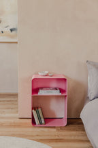 Stehender Nachttisch en rosa con líneas minimalistas y diseño elegante en Schlafzimmer.