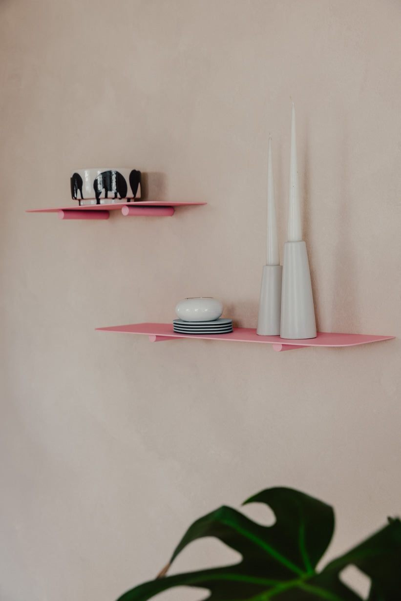 Wandregal LENN in modern Design, pink Color with decorative Elements with Kerzen and Geschirr.