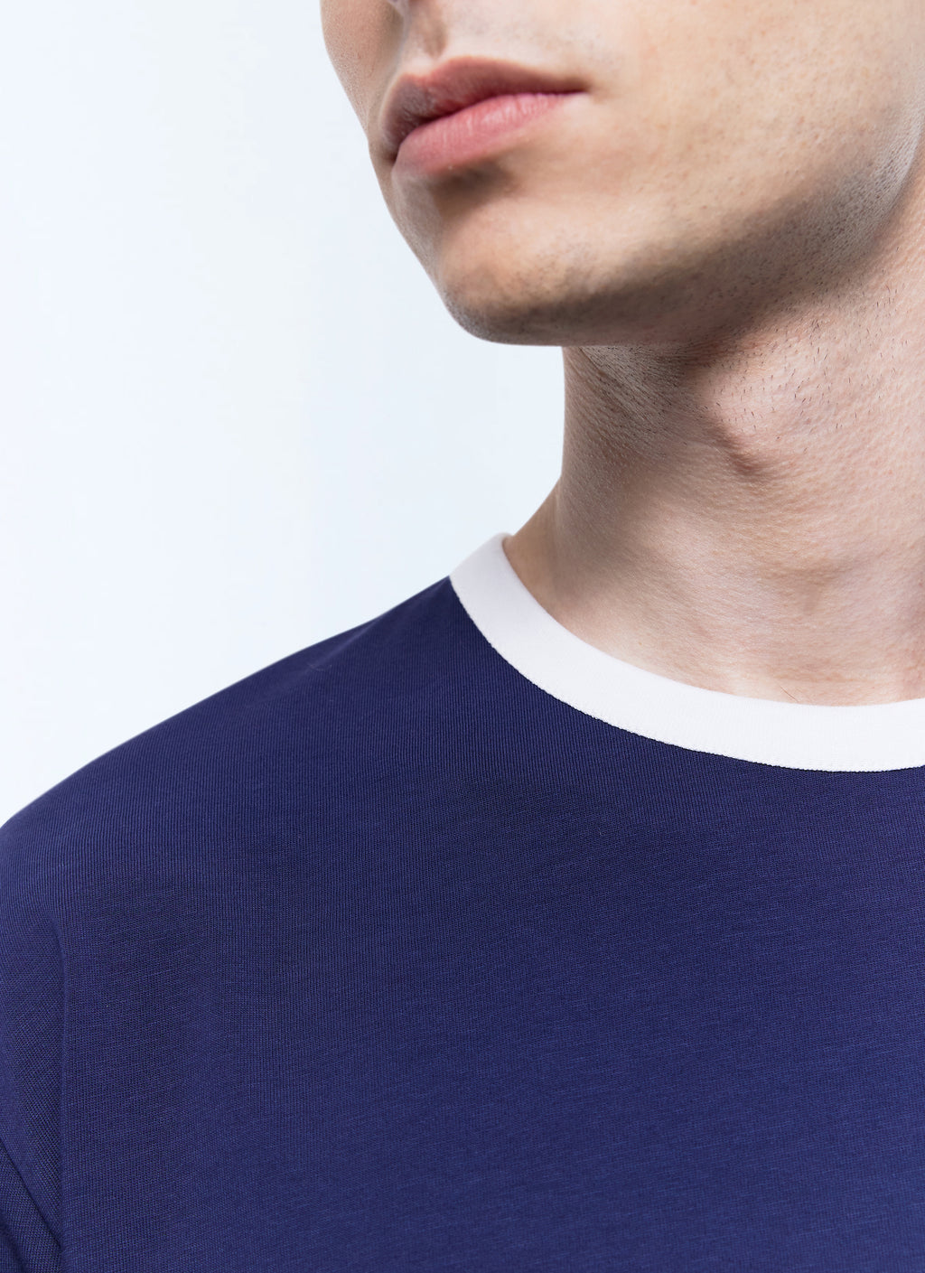 T-Shirt Mit Kontrastkragen Und Logo-Patch - Marineblau