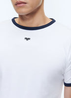 Biały T-shirt ringer z kontrastową lamówką i logo