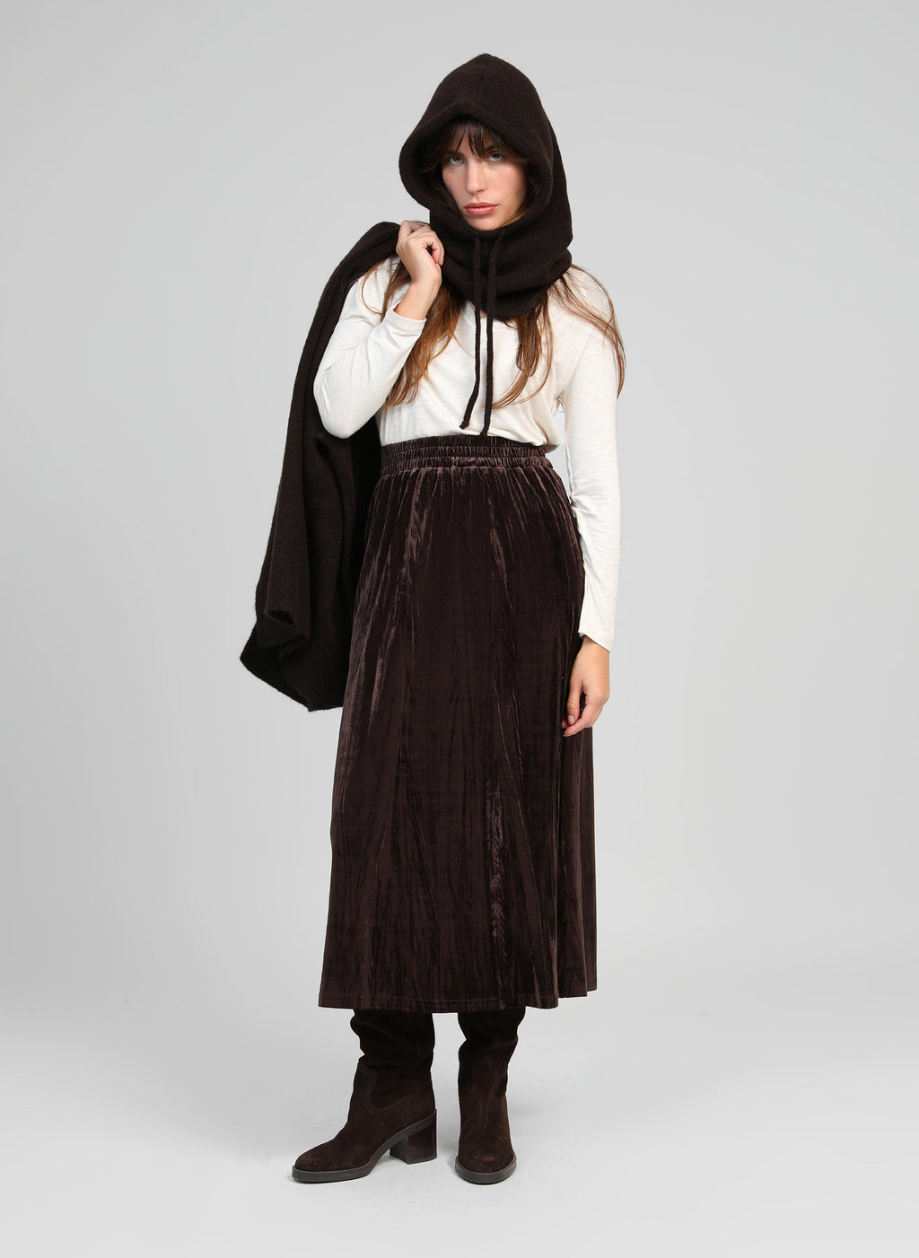 An'ge – Midi-rok Janais Bruin, model in een lange bruine rok en een witte top