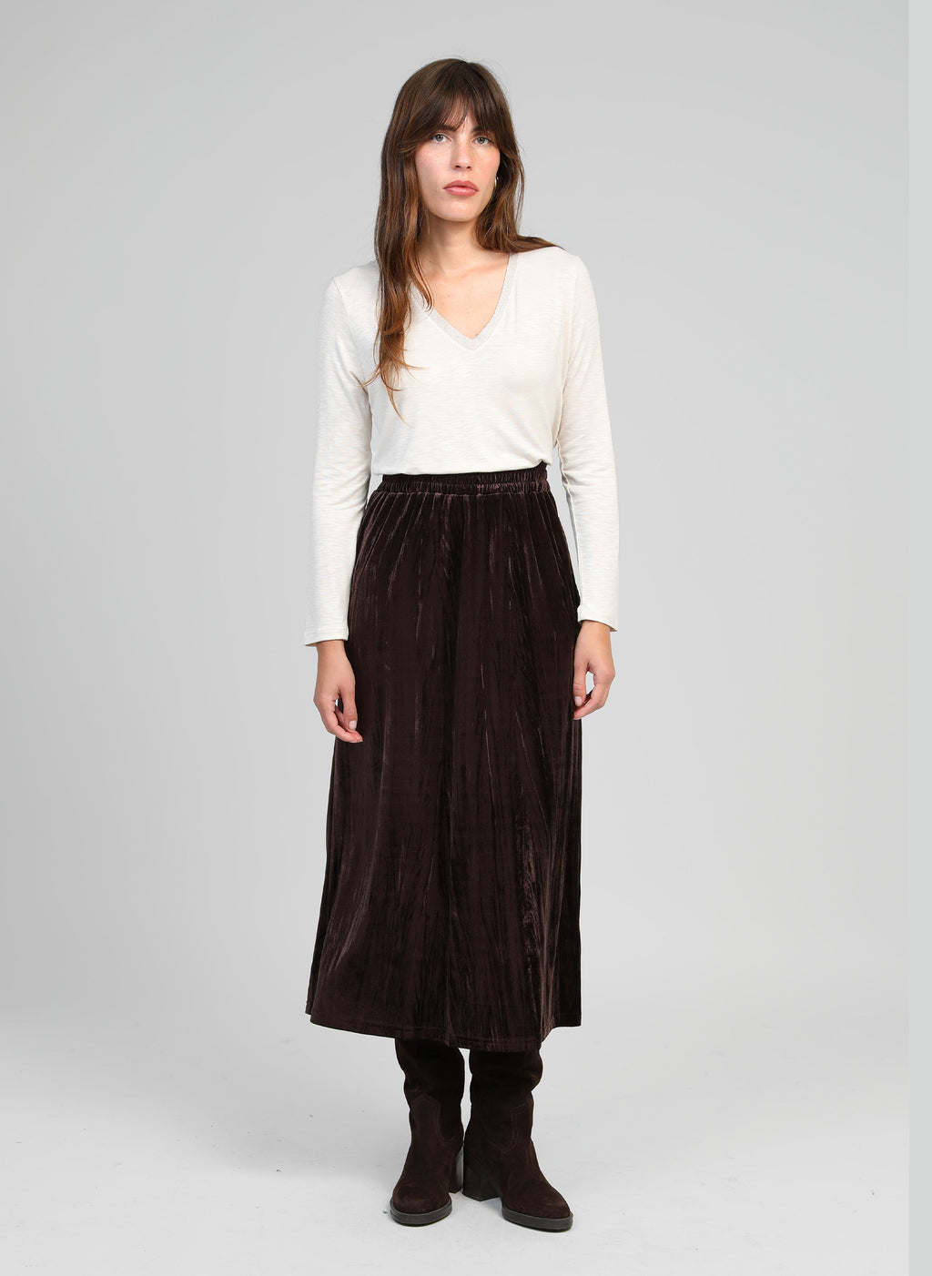 An'ge – Midi-rok Janais Bruin, model in een lange bruine fluwelen rok en een witte top