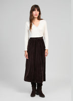 An'ge – Midi-rok Janais Bruin, model in een lange bruine fluwelen rok en een witte top
