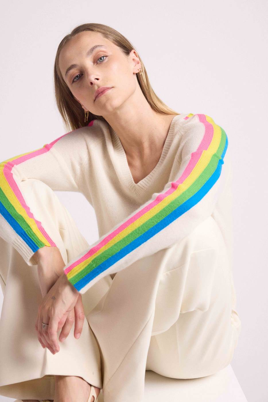Pull Col V Bandes Arc En Ciel Manches Java - Blanc